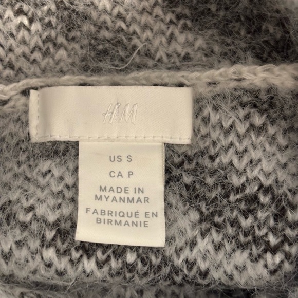 H&M Monochrome Zebra Turtleneck Sweater - Picture 2 of 8